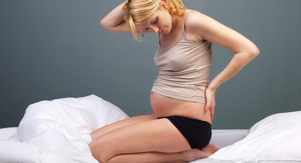 Les principales causes de la douleur tirante dans le bas de l'abdomen chez la femme