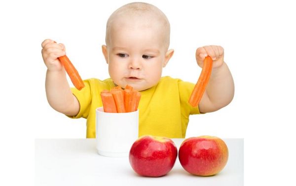 Enfant et fruit