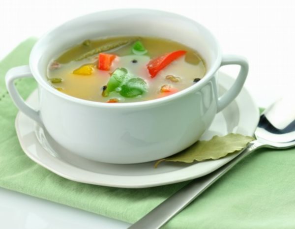 Terrine mit Suppe auf einem Teller