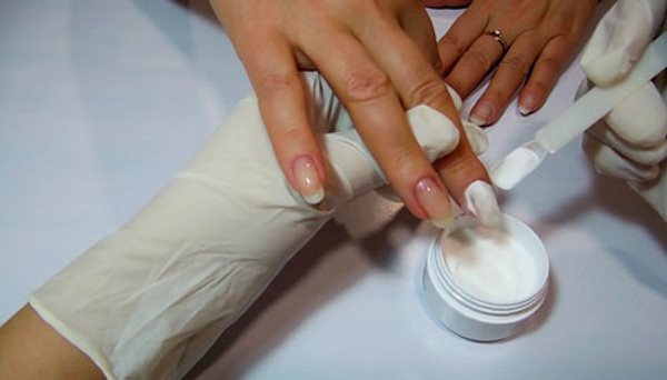 Renforcement correct des ongles avec de la poudre acrylique pour vernis gel