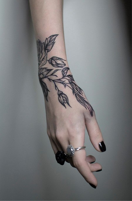 Bracelet de tatouage sur le bras pour les filles. Tatouage au-dessus du coude, sens, fleurs, photo