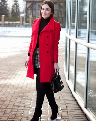 Ce qui est à la mode de porter un manteau classique avec, selon le style, la longueur et la couleur