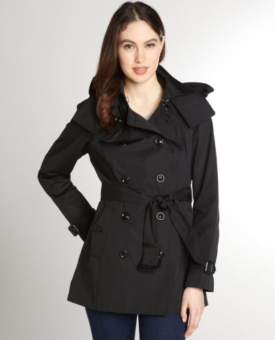 Ce qui est à la mode de porter un manteau classique avec, selon le style, la longueur et la couleur