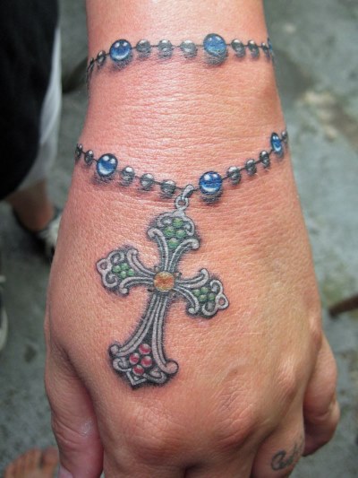 Bransoletka z tatuażem na ramieniu dla dziewczynki. Tatuaż nad łokciem, czyli kwiaty, zdjęcie