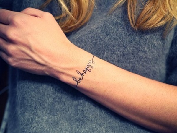 Bracelet de tatouage sur le bras pour les filles. Tatouage au-dessus du coude, sens, fleurs, photo