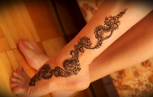 Dessins au henné mehendi pour débutants sur le bras, la jambe, le poignet, le corps par étapes. Pochoirs, photo