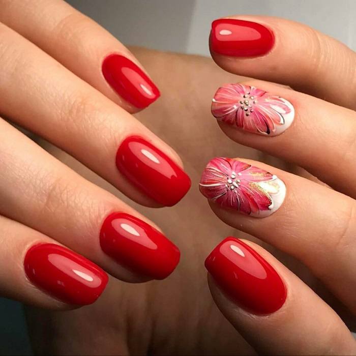 Manucure rouge. Conception des ongles en rouge avec vernis gel. Idées, photos, dessins