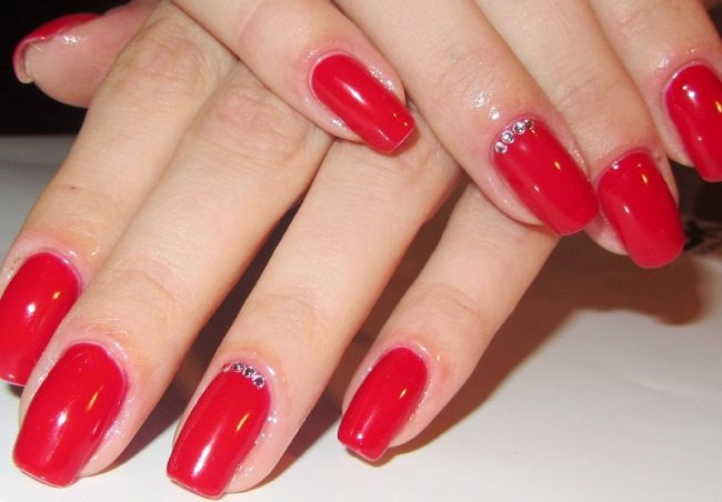 Manucure rouge. Conception des ongles en rouge avec vernis gel. Idées, photos, dessins