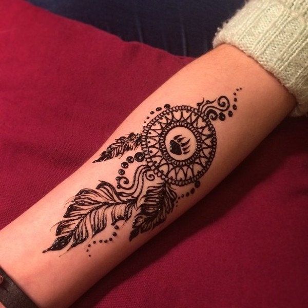 Dessins sur la main au henné, tatouage mehendi pour les débutants, croquis légers, motifs. Une photo