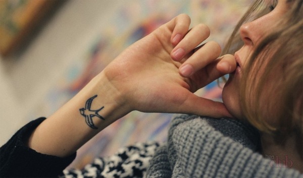 Tatouages ​​pour filles - photos, inscriptions et leur signification sur le poignet, le bras, la cuisse, la clavicule, le bas du dos