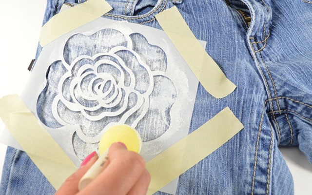 Comment teindre un jean en bleu ou en noir à la maison. Instructions étape par étape avec photo
