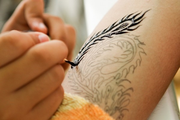 Comment faire un tatouage temporaire à la maison. Instructions pas à pas avec photos