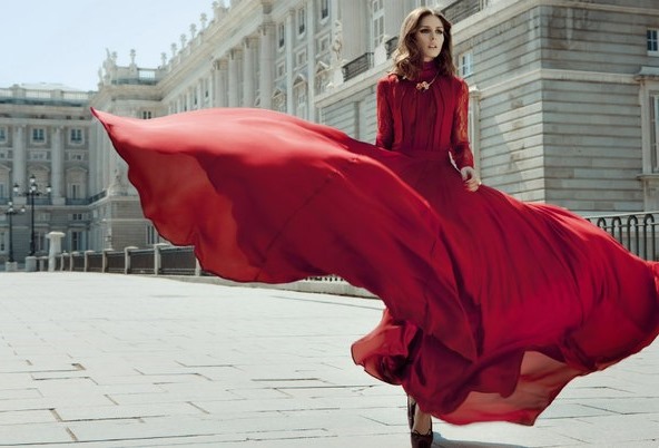 Le rouge est une combinaison avec d'autres couleurs dans les vêtements d'une femme, ce qui signifie avec quoi porter, qui convient