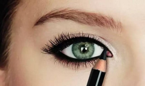 Comment dessiner des flèches devant les yeux avec un crayon. Étape par étape avec une photo pour les débutants