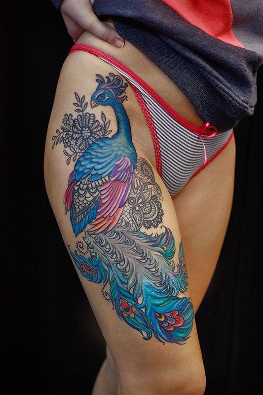 Tatouage de plumes - la signification d'une fille avec un mot, des oiseaux, un paon sur la jambe, le bras, le poignet, l'abdomen, le cou, le dos, la clavicule, de son côté