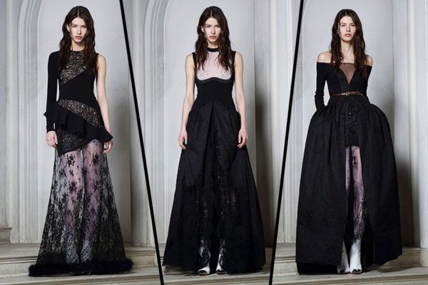 Robe de soirée noire au sol avec une fente, de la dentelle, des épaules ouvertes, dans le dos, pour un style rebondi, Dior. Une photo
