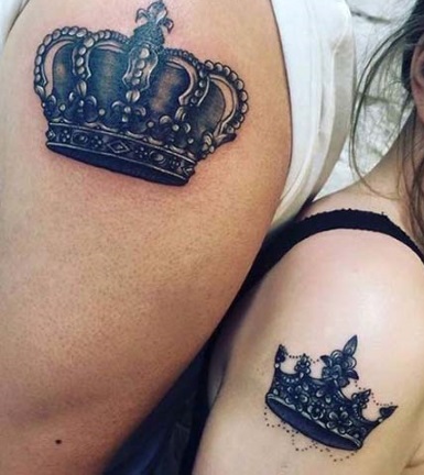 Tatouage couronne sur le bras pour les filles, sur le poignet. Signification, croquis, photos. Décodage de la couronne avec les lettres A, K, B, E, M