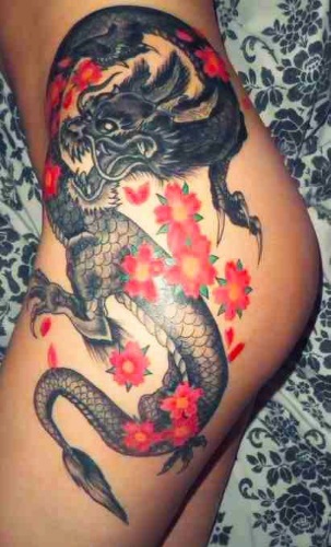 Tatouages ​​de cuisse pour filles: croquis, motifs, inscriptions, petits tatouages, fleurs, animaux, dragons, roses. Une photo