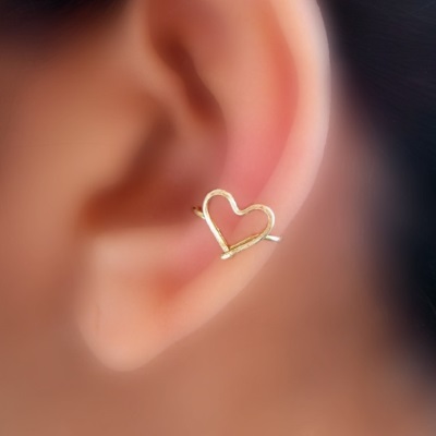 Manchettes d'oreille: boucles d'oreilles en or, argent, fil. Qu'y a-t-il, comment porter des bijoux, comment faire des poignets de vos propres mains. Cours de maître. Une photo
