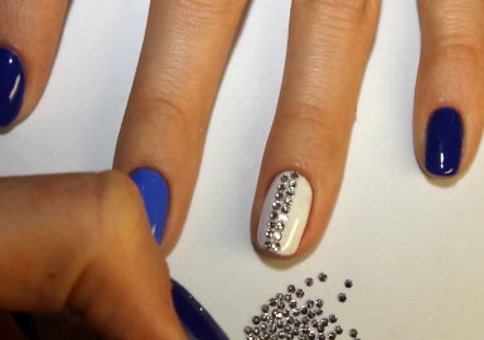 Conception des ongles bleus. Nouvelle manucure 2020 française, mate, sombre, claire, avec strass, frottement, scintille