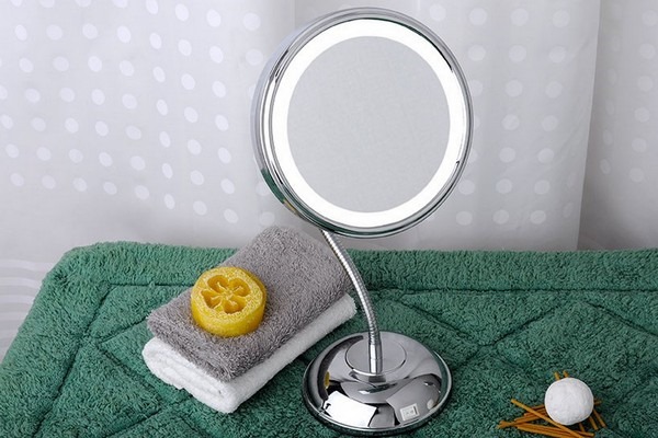 Miroir de maquillage. Évaluation des meilleurs: table avec rétroéclairage, mur, loupe, double face, tactile avec ampoules LED