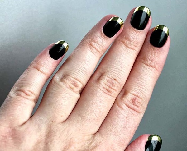 Manucure noire avec de l'or. Photo, design pour ongles courts et longs, type Dior, mat, français, avec strass