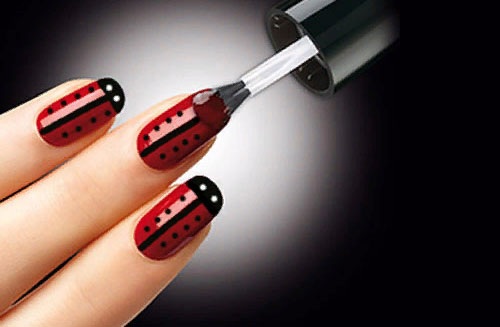 Manucure noire et rouge. Photo, technique, idées de design pour ongles courts et longs, avec des strass, des paillettes, des frottements, de l'or