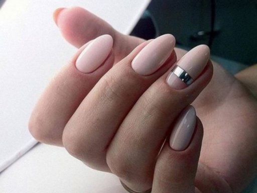 Conception d'ongles en forme d'amande 2020. Nouvelle photo, belle, lumineuse, française, avec strass, scintille