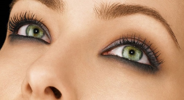 Maquillage yeux verts et cheveux foncés, clairs, rouges, pour tous les jours, pour un mariage. Instruction étape par étape