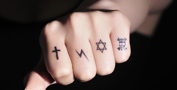 Tatouages ​​au doigt pour les filles. Inscriptions, croquis et leur signification des petits tatouages