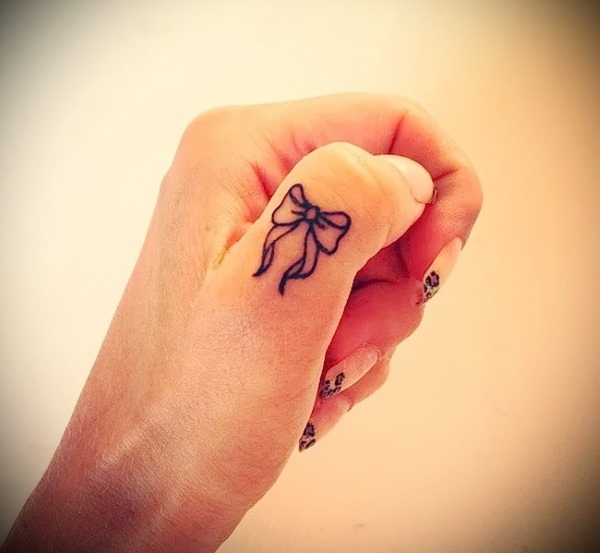 Tatouages ​​au doigt pour les filles. Inscriptions, croquis et leur signification des petits tatouages