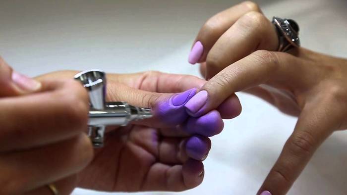 Manucure grise sur ongles courts. Photo, design avec photo, nouveautés 2020