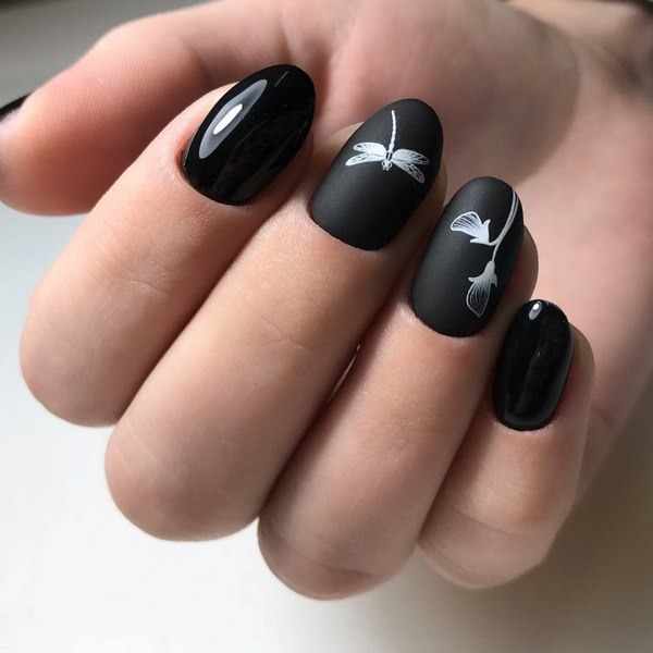 Conception d'ongles noirs. Photo avec strass, tresses, français pour ongles courts et longs