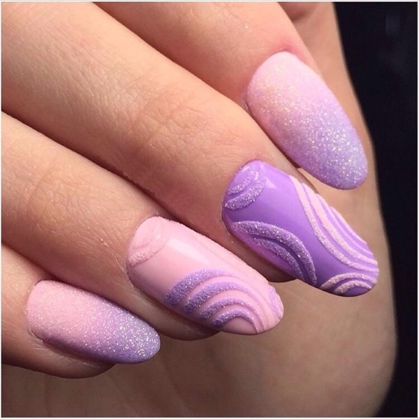 Conception d'ongle violet. Photo avec une image, des strass, des étincelles, des frottements