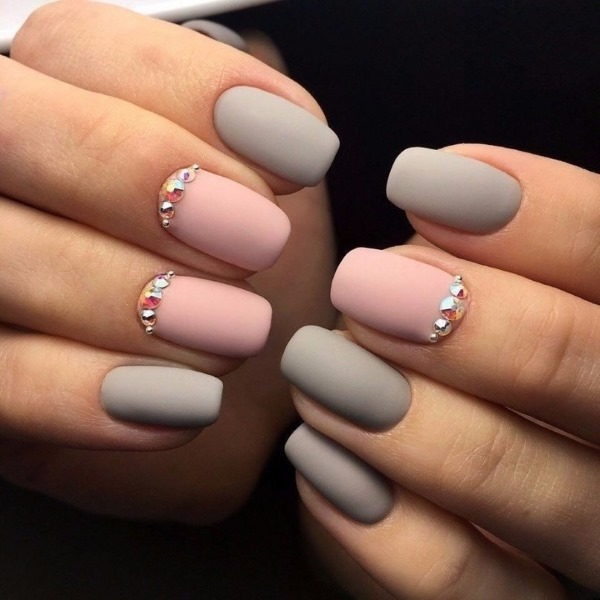 Conception des ongles de couleur gris-rose. Manucure photo, tendances de la mode 2020
