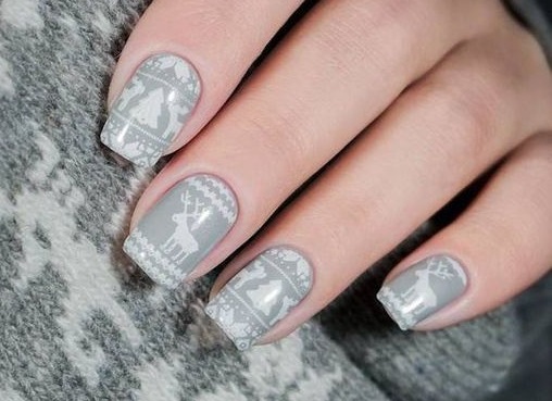 Dessins d'ongles à la mode en gris. Photo des nouveautés 2020 vernis gel, français, avec paillettes, frottement, motif