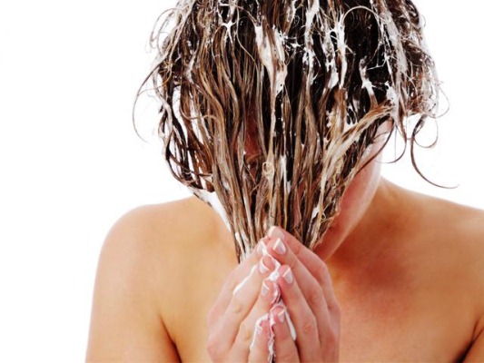 Comment laver rapidement le tonique des cheveux à la maison. Moyens, instructions