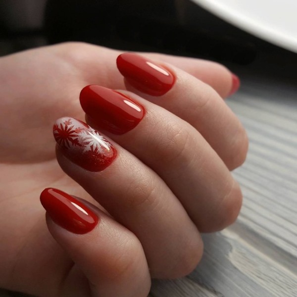 Manucure rouge pour les ongles longs. Photo 2020 avec strass, rayures, ornement, français