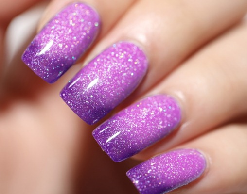 Manucure dans les tons violets pour ongles courts et longs avec vernis gel, shellac. Une photo