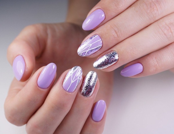 Manucure dans les tons violets pour ongles courts et longs avec vernis gel, shellac. Une photo