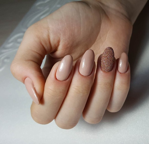 Manucure aux couleurs pastel pour ongles courts avec modelage, vernis gel français. Photos, dessins