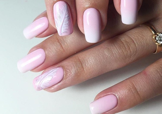 Conception des ongles rose et blanc. Photo avec un motif, strass, veste, dégradé