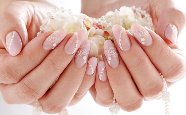 Conception des ongles rose et blanc. Photo avec un motif, strass, veste, dégradé