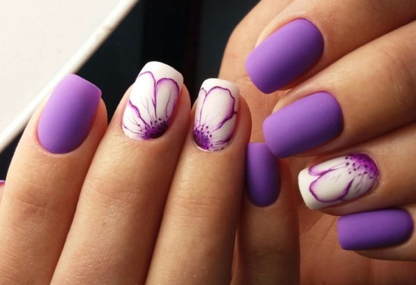 Conception des ongles dans les tons violets. Photo avec strass, fleurs, étincelles, pierres, bouillons, frotter