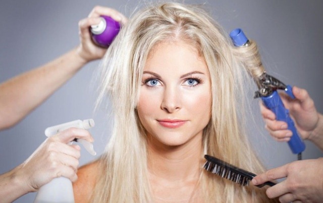 La beauté et la santé des cheveux longs chez les blondes. Prendre soin des boucles en été et en hiver à la maison, photo