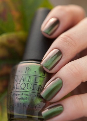 Manucure vert foncé avec vernis. Design photo mat pour ongles courts et longs, nouveaux articles, tendances de la mode