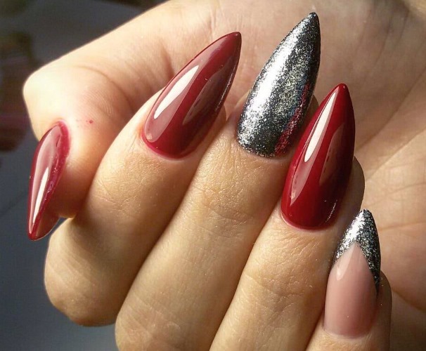 Manucure en rouge pour les ongles pointus. Photo, design, nuances, tendances de la mode 2020