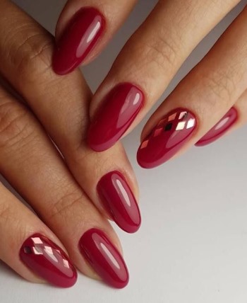 Manucure en rouge pour les ongles pointus. Photo, design, nuances, tendances de la mode 2020