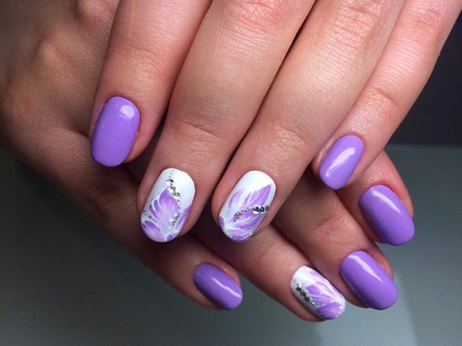 Manucure violette avec du blanc. Photo avec images, avec strass, dessins pour ongles courts et longs