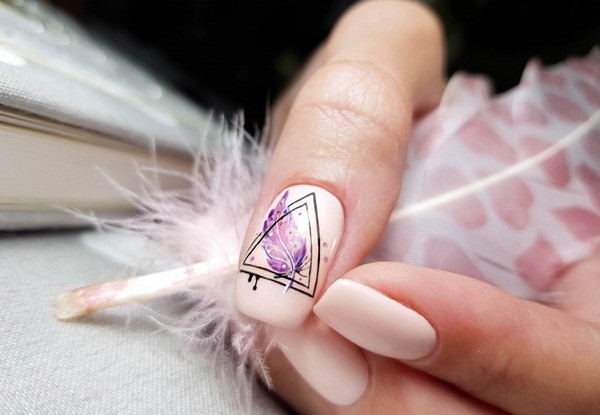 Manucure nue pour les ongles courts avec du vernis gel. Photos, créations de mode 2020